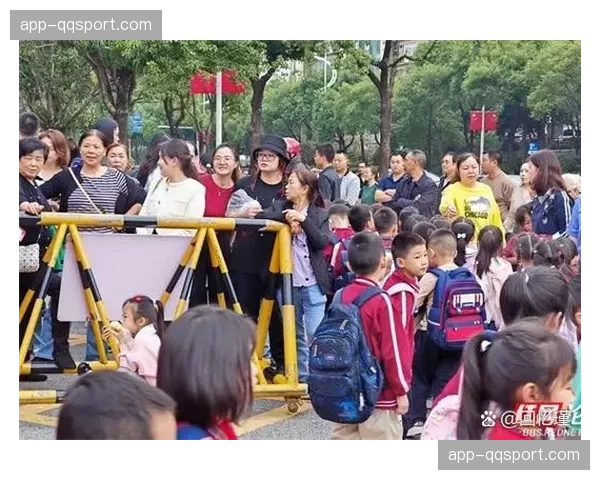 ONE冠军赛后台:卫冕冠军与挑战者的孩子在场边一起玩耍的温馨一幕 ONE冠军赛后台:卫冕冠军与挑战者的孩子在场边一起玩耍的温馨一幕